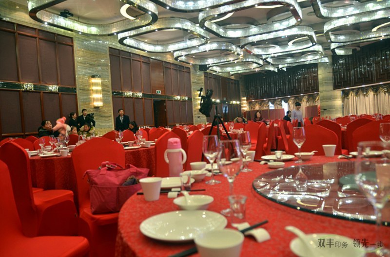 會場內(nèi)雙豐印務(wù)員工提前進(jìn)場進(jìn)行準(zhǔn)備