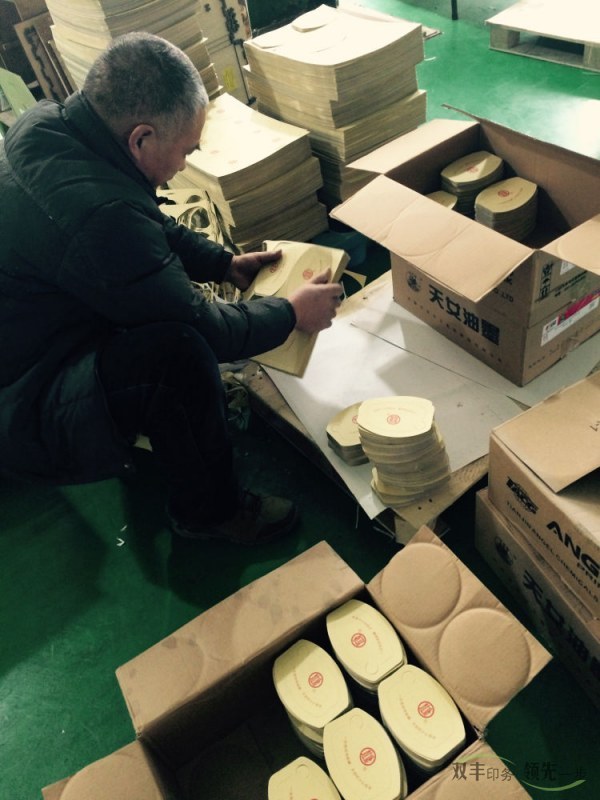 標(biāo)簽印刷模切好正在進行最后一道工序