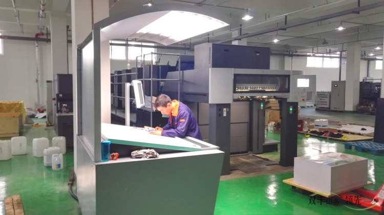 海德堡機(jī)器機(jī)長正在調(diào)試油墨顏色