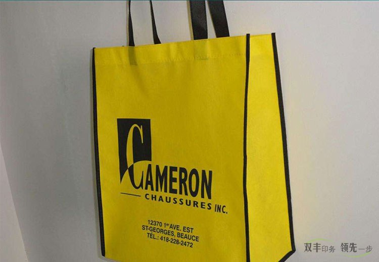       保護(hù)環(huán)境從我做起，手提袋印刷就選無紡布廣告袋一個環(huán)保的無紡布廣告袋可以是一個公司的促銷產(chǎn)品，無紡布廣告袋也是一個美妙的購物載體。它的目的是非織造材料絲網(wǎng)印刷在入口部分的袋。不同大小和顏色無紡布廣告袋可以滿足不同風(fēng)格人群的需求，可謂老少皆宜。